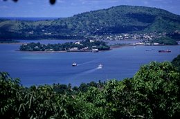 Archipel-des-Comores;-Baie;-Collines;-France;-Îlot;-Kaleidos;-Kaleidos-images;-La-parole-à-limage;-Laurent-Abad;-Mayotte;-Mer;-Océan-Indien;-Paysage;-Stories-Pictures;-Vedettes;-Ville